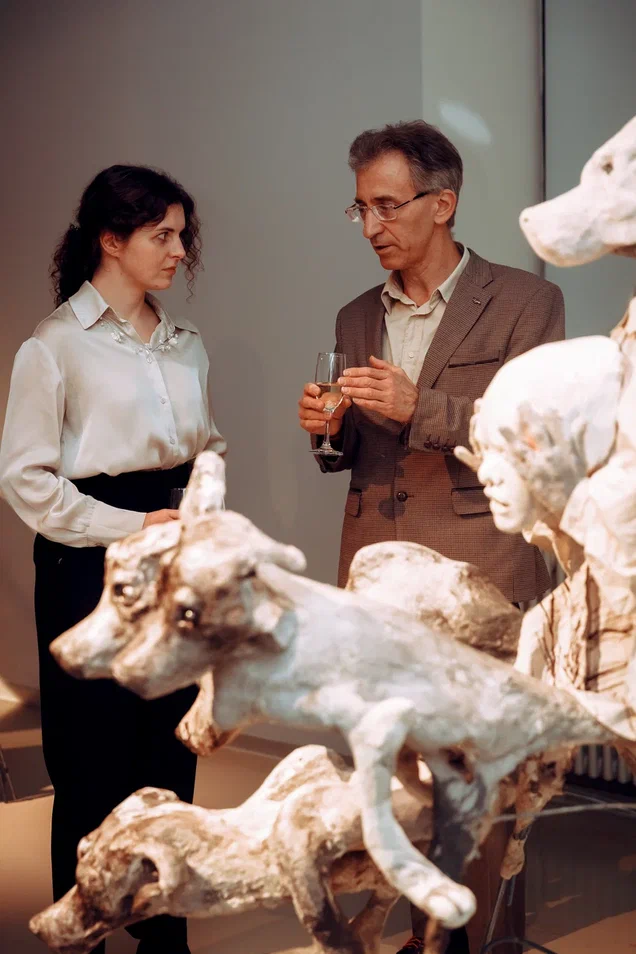 Винодельня «Кубань-Вино» поддержала открытие выставки Маши Богораз в Музее Эрарта